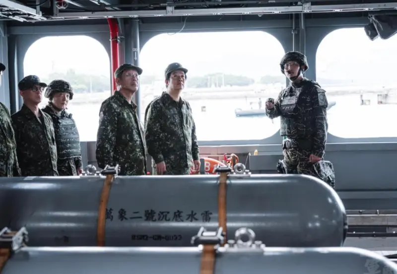 ▲總統賴清德登艇視導布雷系統。（圖／軍聞社提供，2025.07.14）