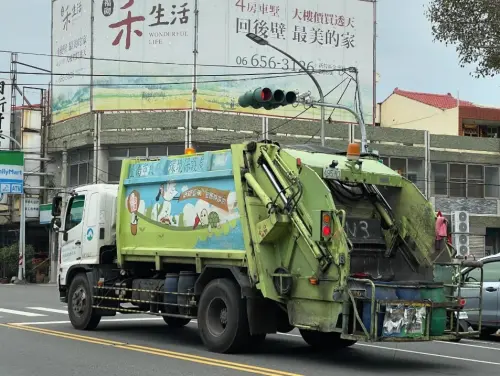 垃圾車「綠色、黃色」差在哪？清潔員公布答案　眾全愣：長知識了
