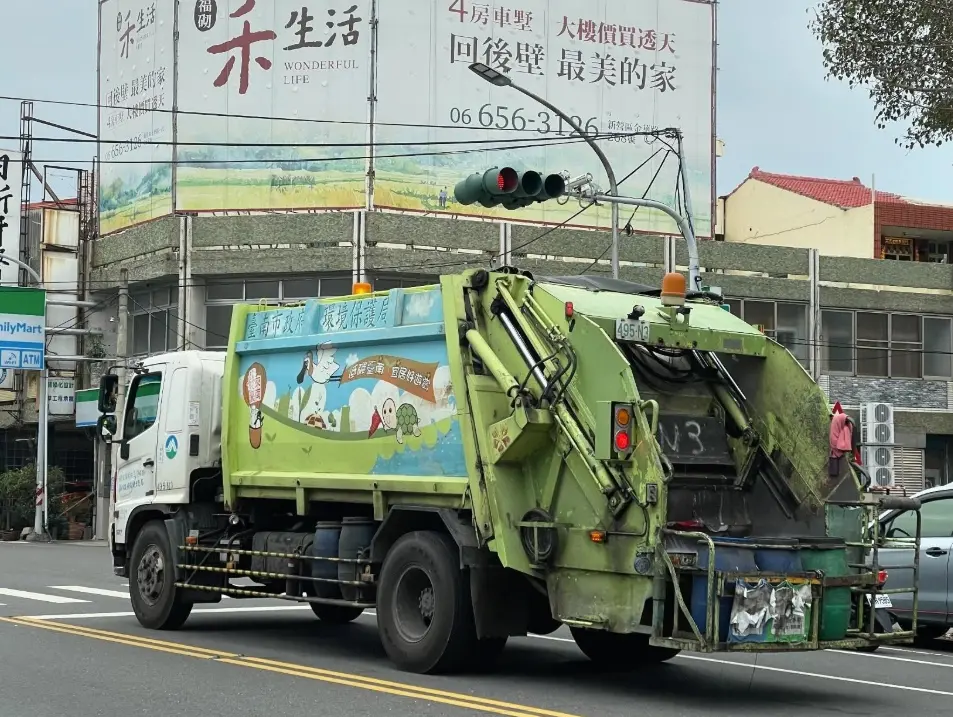 ▲有網友近日討論到台南遊玩時發現，台南垃圾車出現綠色款式，好奇「為什麼有垃圾車是綠色的啊？跟黃色的有什麼差別嗎？」（圖/Threads）