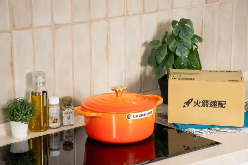 Coupang酷澎上架Le Creuset百週年紀念款「流金火焰橘」鑄鐵鍋,以璀璨金粉點綴品牌最具象徵性款式,為餐廚環境增添輕奢質感。(圖/酷澎提供) ▲Coupang酷澎同步開賣限定色「流金火焰橘」系列,並在7月24日推出Le Creuset全系列滿3000現折300活動。(圖/酷澎提供)