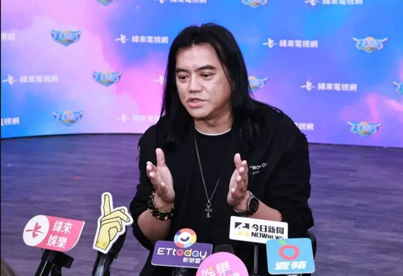 ▲藝人王子（邱勝翊）近日陷入范姜彥豐、粿粿婚變，當年將其捧紅的《模范棒棒堂》製作人B2（如圖）今（30）日發聲，「反應跟大家一樣」，表示自己跟對方沒有私交，只能分享過往對其印象，「那時候他講話都還講不好，都是在乎抓頭髪這類的，乖乖地表演好。」（圖／記者吳翊緁攝）