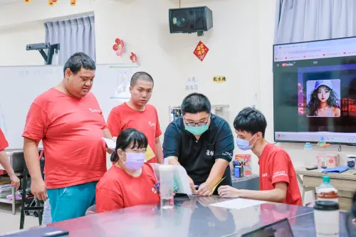 ▲教保員帶領身心障礙青年進行學習與溝通練習，共伴家園以生活陪伴取代機構化照顧。（圖／協會提供）