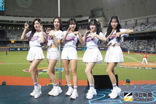 ▲談到李素泳(左2)與朴恩惠(左3)有沒有機會加入味全龍,與李多慧、金娜妍、權喜原共同組成「味全5虎將」,Judy坦言對旗下藝人沒有設限,留給外界更多想像空間。(圖/讀者提供) ▲談到李素泳(左2)與朴恩惠(左3)有沒有機會加入味全龍,與李多慧、金娜妍、權喜原共同組成「味全5虎將」,Judy坦言對旗下藝人沒有設限,留給外界更多想像空間。(圖/讀者提供)