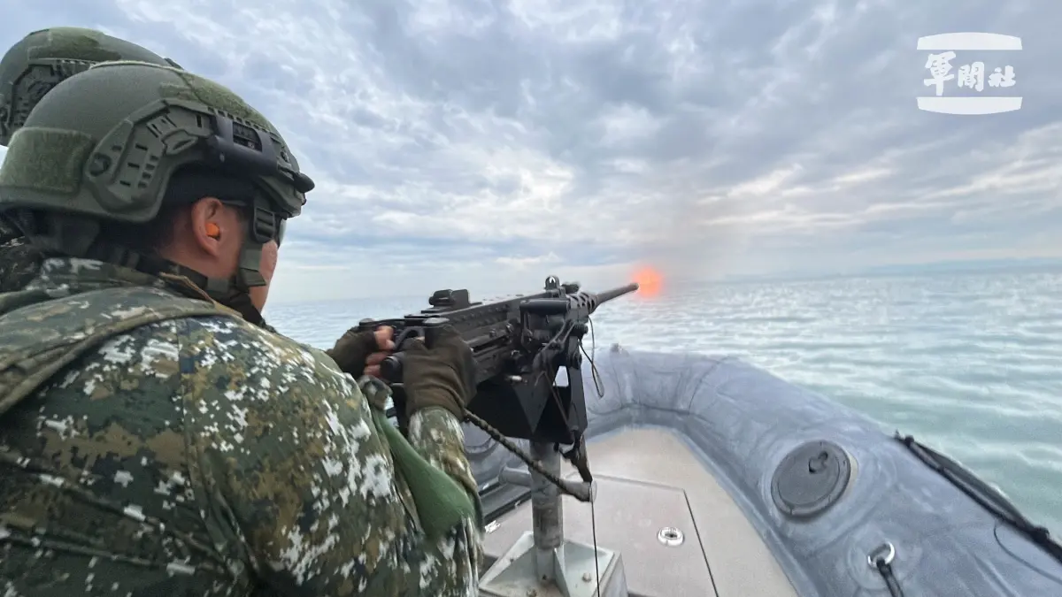 ▲睽違7年，兩棲連官兵（海龍蛙兵）實施50機槍射擊。（圖／國防部提供）