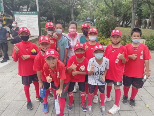長期認養並贊助東園國小少棒隊的弘久會(臺灣弘久社會關懷協會),今(14)日特地前往集訓現場致贈加菜金,為小將們加油打氣。(圖/弘久會提供) ▲長期認養並贊助東園國小少棒隊的弘久會(臺灣弘久社會關懷協會),今(14)日特地前往集訓現場致贈加菜金,為小將們加油打氣。(圖/弘久會提供)