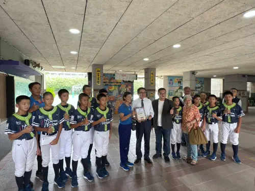 除了今年已捐助的 17 萬元外,弘久會今日再準備 3 萬元紅包作為慰勞加菜金。(圖/弘久會提供) ▲除了今年已捐助的 17 萬元外,弘久會今日再準備 3 萬元紅包作為慰勞加菜金。(圖/弘久會提供)