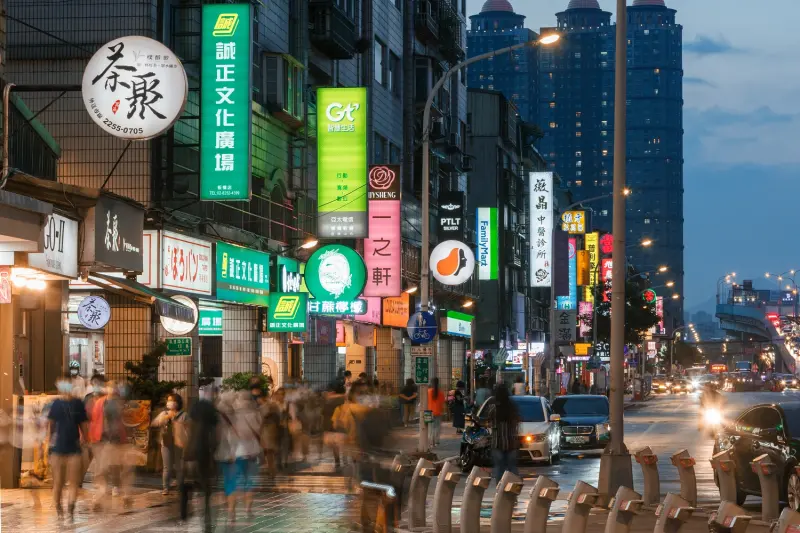 ▲與新板特區豪宅百貨林立的商圈型態不同，一站之隔的新埔站生活圈有傳統市場與街邊店和學區商圈，生活機能既便利又接地氣，深受主流購屋客群喜愛。（圖／業者提供）