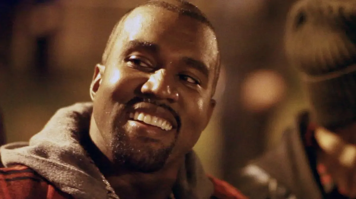 ▲美國饒舌歌手「肯爺」近日到中國上海舉辦演唱會，沒想到他不只遲到還提早離開，他甚至還在現場播放了讚頌納粹的歌曲，讓粉絲氣得大喊：「給我退票！」（圖／iMDb）