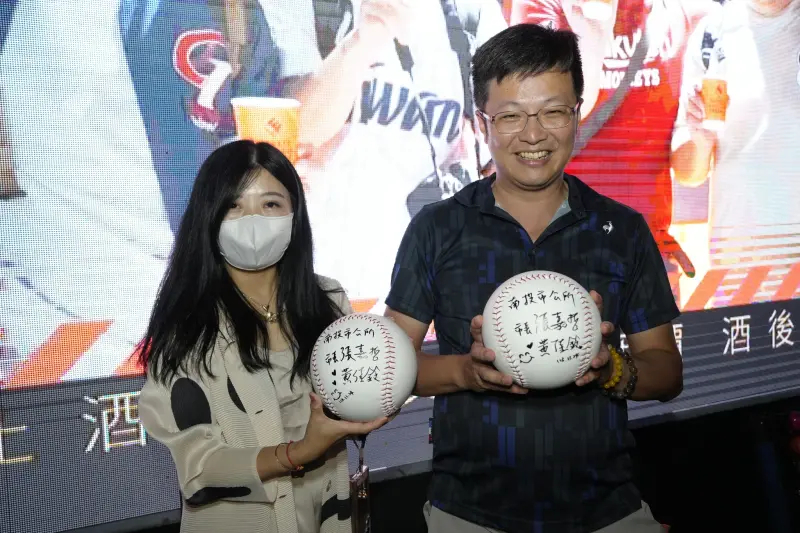 ▲南投市長張嘉哲(右)結婚不到3年,太太黃佳鈴(左)卻傳出婚內出軌醜聞。(圖/翻攝自張嘉哲臉書)