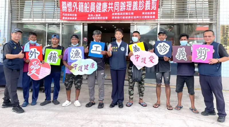 ▲移民署國境事務大隊高雄港隊舉辦外籍船員義診義剪活動。(圖／移民署高雄港隊提供) 