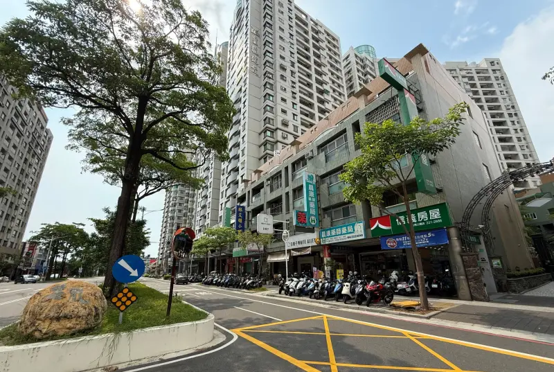 ▲台南市北區近年因新光三越進駐火車站周邊，加上兵工廠開發題材加持，房市重心逐漸向車站周邊擴展。（圖／信義房屋提供）