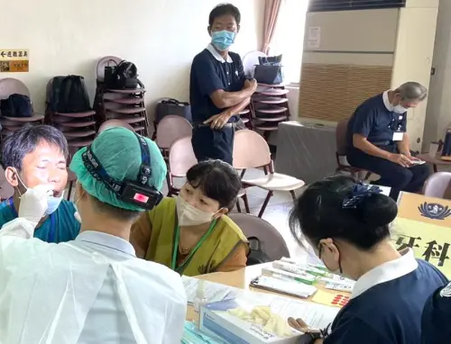 ▲國境事務大隊高雄港隊舉辦外籍船員義診義剪活動，對外籍船員義診的情形。(圖／移民署高雄港隊提供) 