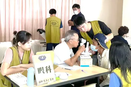 ▲國境事務大隊高雄港隊舉辦外籍船員義診義剪活動，對外籍船員義診的情形。(圖／移民署高雄港隊提供) 