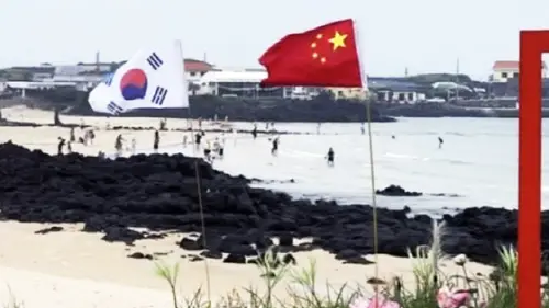 ▲有韓國民眾發現，濟州島自治道的牛島，海邊飄揚中國五星紅旗。（圖／翻攝自Threads）
