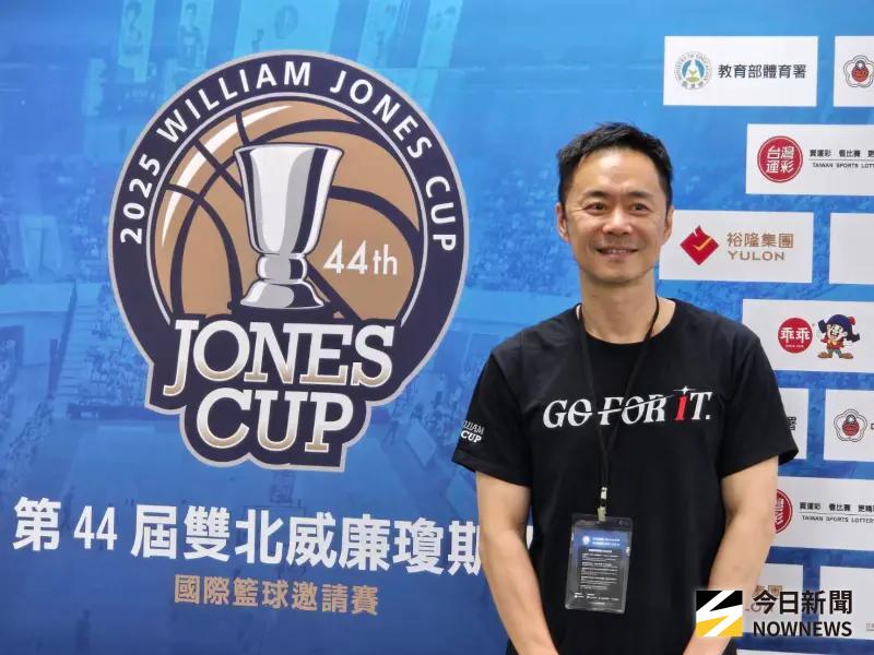 ▲針對近日瓊斯盃賽場上選手多次滑倒，引發外界對場地地貼安全性的質疑，籃協秘書長張承中14日出面回應表示，本屆地貼皆依照FIBA（國際籃總）所規定的材質與防滑係數標準執行，並非違規操作。他也坦言選手安全是第一優先，目前已採取多項緊急應變措施，將場地風險降到最低。（圖／記者黃建霖攝）