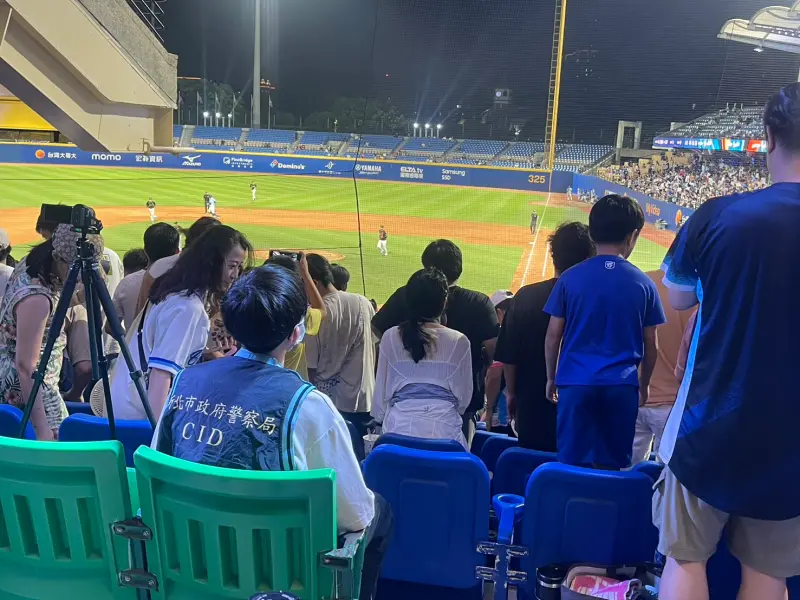 ▲針對外國人鬧場行徑，《NOWnews》昨日特別詢問現場駐警，駐警給出正式回應：「會先進行勸導1次，若無效警方有權驅離，但仍會尊重球團決定。」（圖／記者林子翔攝）