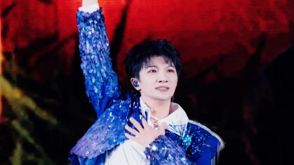 ▲大陸藝人周深（如圖）日前在綜藝節目《奔跑吧》遊戲中被郭艾倫拖行11秒，脖子紅腫、全身擦傷，不過節目播出時卻P圖掩蓋傷勢，引爆粉絲怒火。（圖／小紅書）