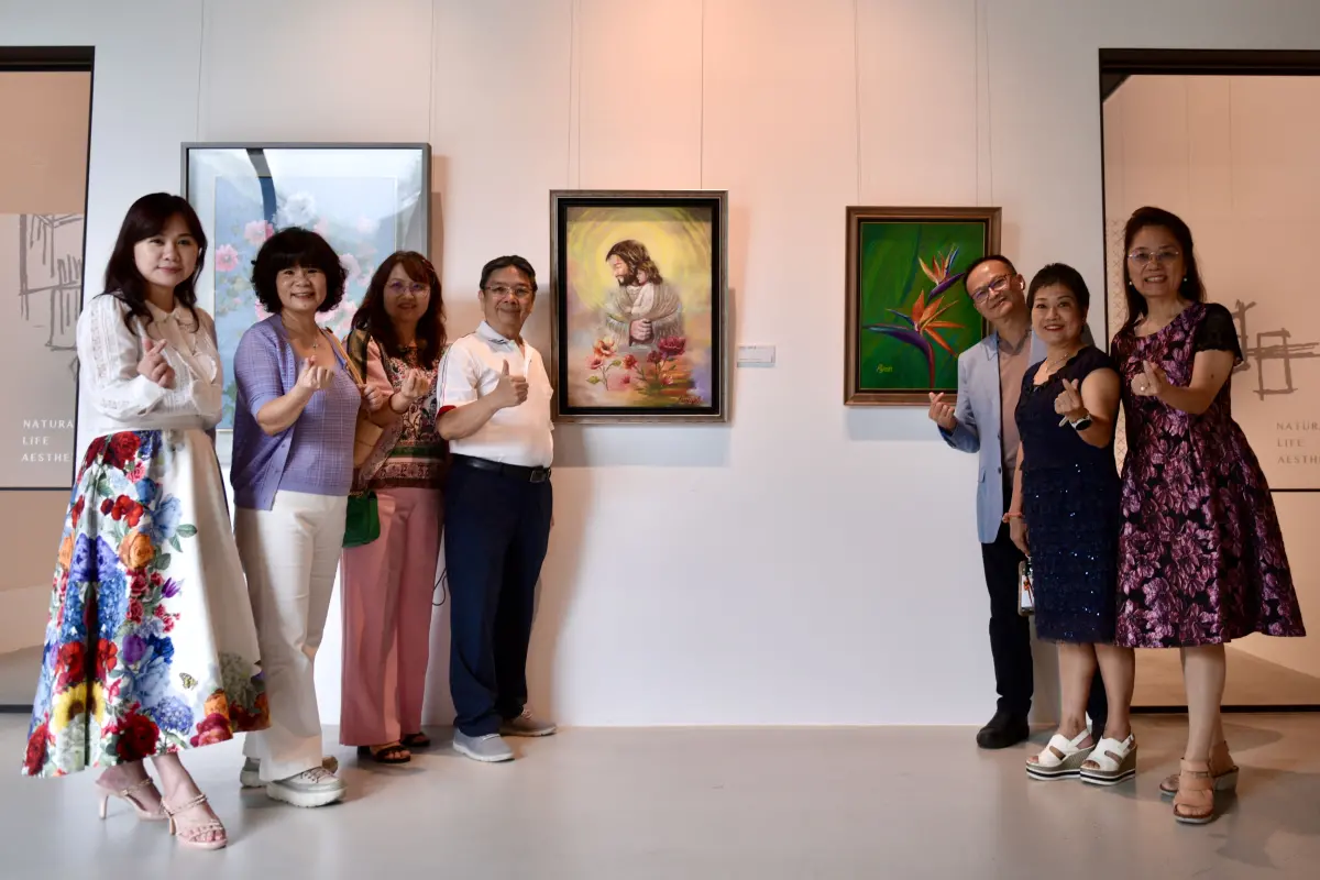 ▲暑假到，鉅虹美學館推出藝術雙聯展，邀請民眾走進藝術。圖為畫家郭佳縈(左一)[抱緊我直到永遠]作品。（圖／鉅虹美學館提供）