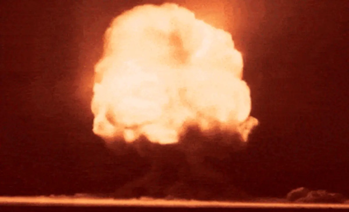 ▲美國陸軍在7月16日新墨西哥州索科羅縣的托立尼提沙漠進行「三位一體核試驗」（Trinity），成為人類歷史上首次的核試。（圖／維基百科）