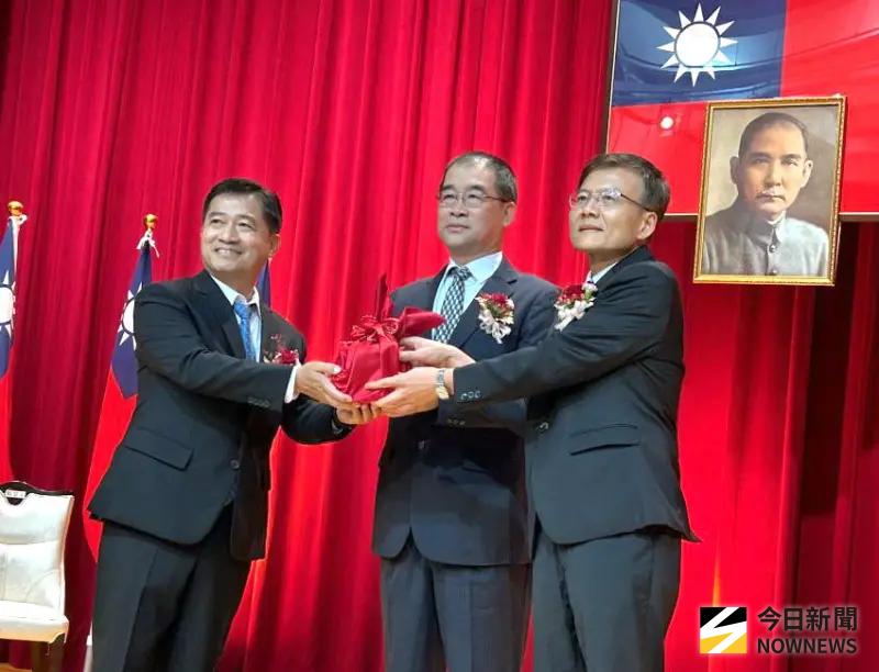 ▲台電公司大林發電廠舉行新卸任廠長交接儀式，新任廠長李志光(右)在總公司副總經理郭天合(中)監交下，由卸任廠長洪貴忠(左)手中接過印信，完成交接。(圖／記者黃守作攝，2025.07.14)