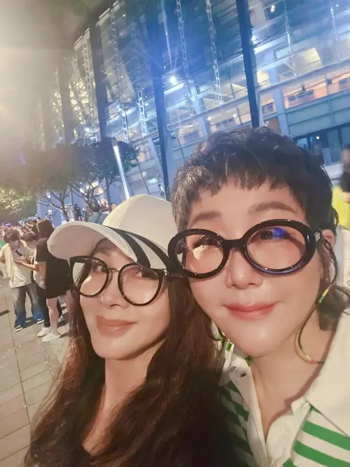 ▲陳美鳳（左）與好友藍心湄（右）2大演藝圈大姐大一同前往台北小巨蛋朝聖GD權志龍演唱會。（圖／翻攝自陳美鳳臉書）