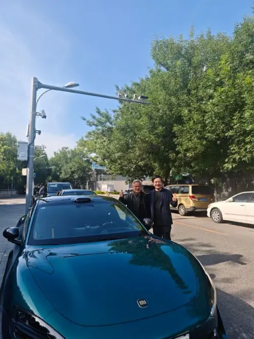 ▲輝達執行長黃仁勳14日傳出訪問中國北京，與小米創始人雷軍合影。（圖／翻攝自微博／新浪熱點）