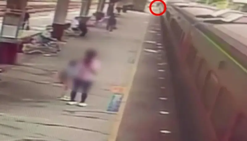 ▲台鐵272次自強號自樹林站準時駛出時，一名男性旅客竟從月台開始追著列車跑，最後跳上該列車第1、2節車廂夾縫。（圖／翻攝畫面）