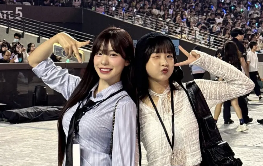 ▲啦啦隊女神李多慧（左）近期和籃籃（右）一同前往大巨蛋朝聖五月天，豈料李多慧卻將地標寫成「小巨蛋」，被網友糾正，讓她尷尬喊：「我錯了啦！」（圖／IG le_dahye）