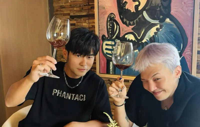 ▲周杰倫（左）邀約GD（右）到家裡喝酒，而兩人合照後方的畫作意外引發注目，竟是畢卡索的真跡「火槍手系列」。不過據悉，擁有許多名畫的周杰倫並不是靠拍賣市場獲取大部分的畫作，似乎是經由「J女郎」之一的曾愷玹老公陳冠宇的幫助。（圖／IG jaychou）