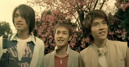 ▲安鈞璨（左1）和申東靖（中）皆已離世，王傳一（右1）還活躍於演藝圈。（圖／翻攝自YouTube ComicBoyzVEVO）