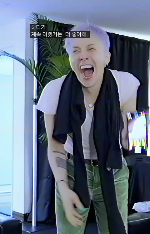 ▲GD唱安可曲時看到粉絲手機鏡頭方向反了，邊說邊笑。（圖／GD YT）