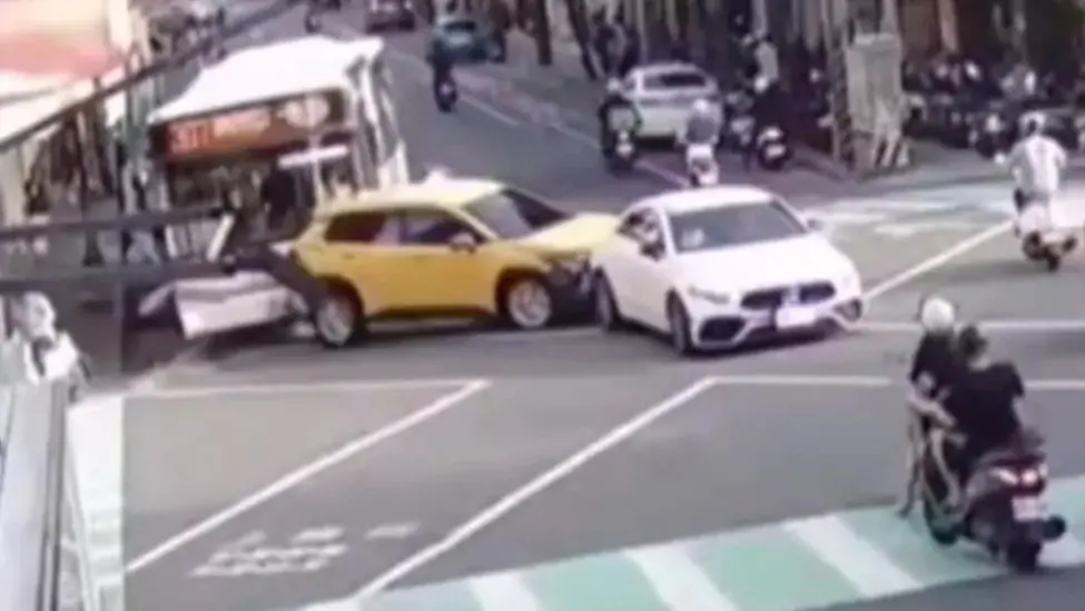 ▲307公車行經新北中和追撞2輛汽車2輛機車，騎士洪男載著的陳姓妻子倒地後被捲入公車車底，送醫搶救仍宣告不治。（圖／翻攝畫面）