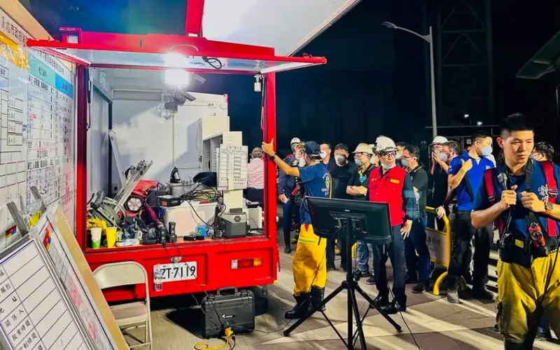 ▲台灣三元能源科技公司今天清晨火警，雖然火勢已目前火勢已控制，明火已撲滅。不過，市長陳其邁仍不放心，晚間再次前往火場了解狀況。（圖／截自陳其邁臉書）