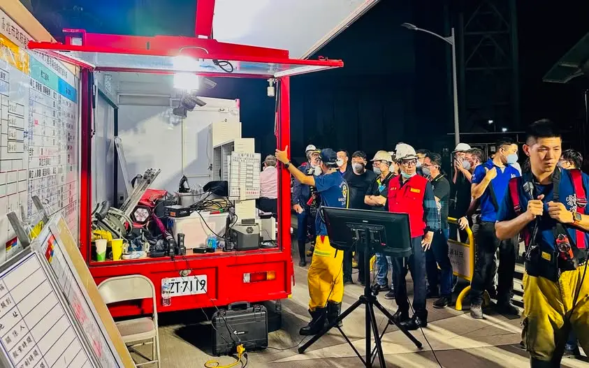 ▲台灣三元能源科技公司今天清晨火警，雖然火勢已目前火勢已控制，明火已撲滅。不過，市長陳其邁仍不放心，晚間再次前往火場了解狀況。（圖／截自陳其邁臉書）