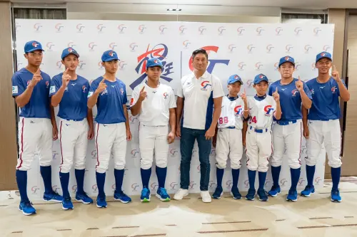 中國信託慈善基金會董事暨中華棒協理事長辜仲諒與曾接受「愛接棒計畫」支持的U12、U15及U18中華隊小將合影,勉勵他們全力以赴、為國爭光。(圖/中華棒協提供) ▲中國信託慈善基金會董事暨中華棒協理事長辜仲諒與曾接受「愛接棒計畫」支持的U12、U15及U18中華隊小將合影,勉勵他們全力以赴、為國爭光。(圖/中華棒協提供)