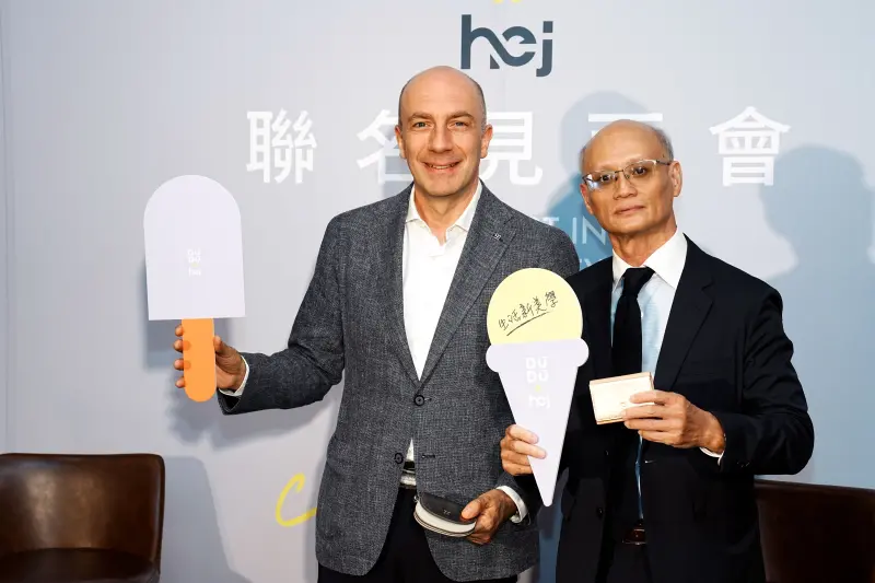 ▲DuDubags 總裁Paolo Addario與艾系列飯店執行董事Steven 林祐聖手拿商品合照（圖／艾捷天麗大飯店提供）