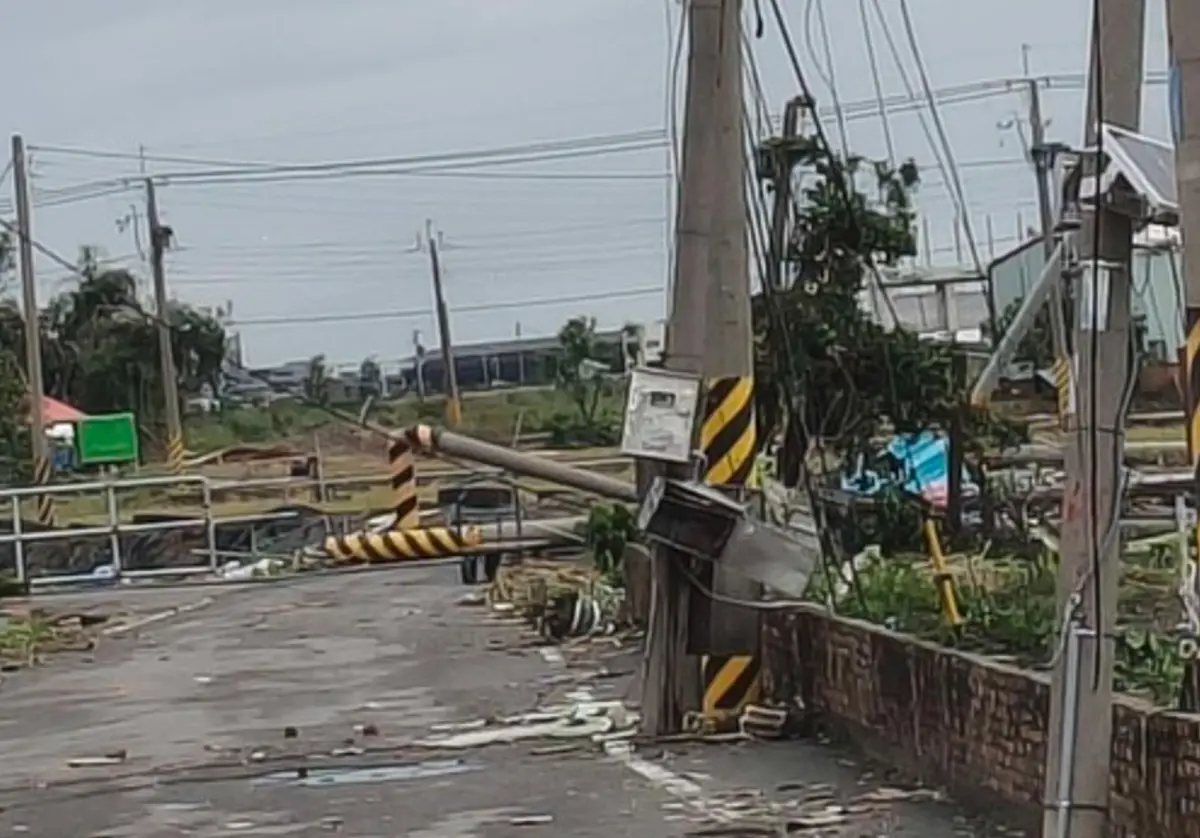 ▲一名暱稱為「初心者」的高中畢業生求助，他們家中從停電到現在，電線杆東倒西歪沒有半點修復。（圖／翻攝歷史哥臉書）