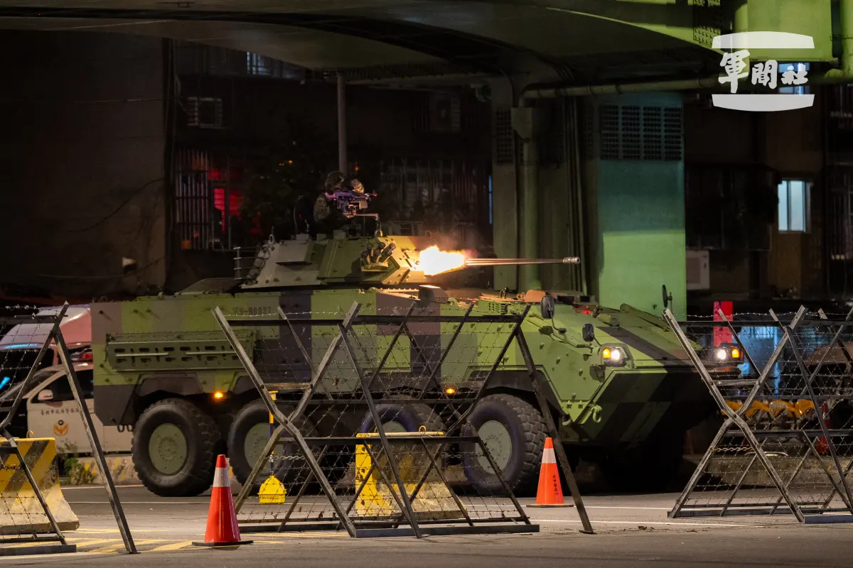 ▲為強化中樞安全，漢光41號演習演練憲兵全線封鎖萬板大橋實施橋樑守備，並出動30鏈砲雲豹八輪甲車對敵實施掃蕩。（圖／軍聞社提供）