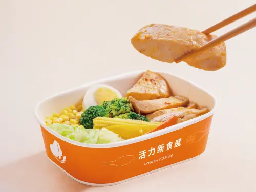 ▲健康好食全新口味「椒麻益活雞」145元。（圖／路易莎提供）