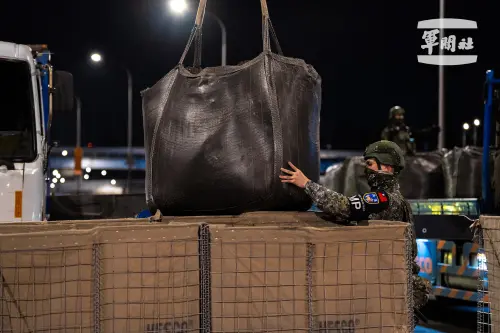 ▲漢光演習憲兵全線封鎖萬板大橋，出動「艾斯科（HESCO）防禦工事」阻絕。（圖／軍聞社提供）