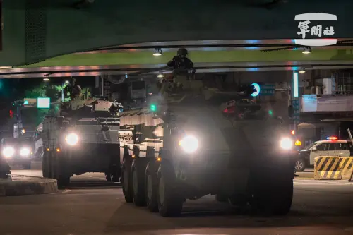 ▲為強化中樞安全，漢光41號演習演練憲兵全線封鎖萬板大橋實施橋樑守備，並出動30鏈砲雲豹八輪甲車對敵實施掃蕩。（圖／軍聞社提供）