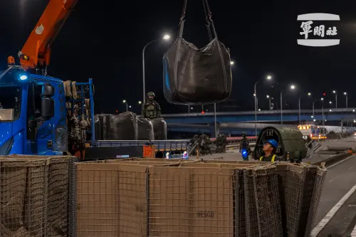 ▲漢光41號演習憲兵全線封鎖萬板大橋，出動「艾斯科（HESCO）防禦工事」阻絕。（圖／軍聞社提供）