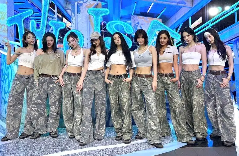 ▲TWICE在日前與BLACKPINK同天同時回歸，引發部分粉絲之間的戰爭，但不料一位網紅JOSH，竟公開批評TWICE定延（左2），還造謠她「做很多髒事」，瞬間點燃粉絲怒火，他也在得知爭議後急發4聲明道歉，並表示：會記取教訓。（圖／TWICE FB）