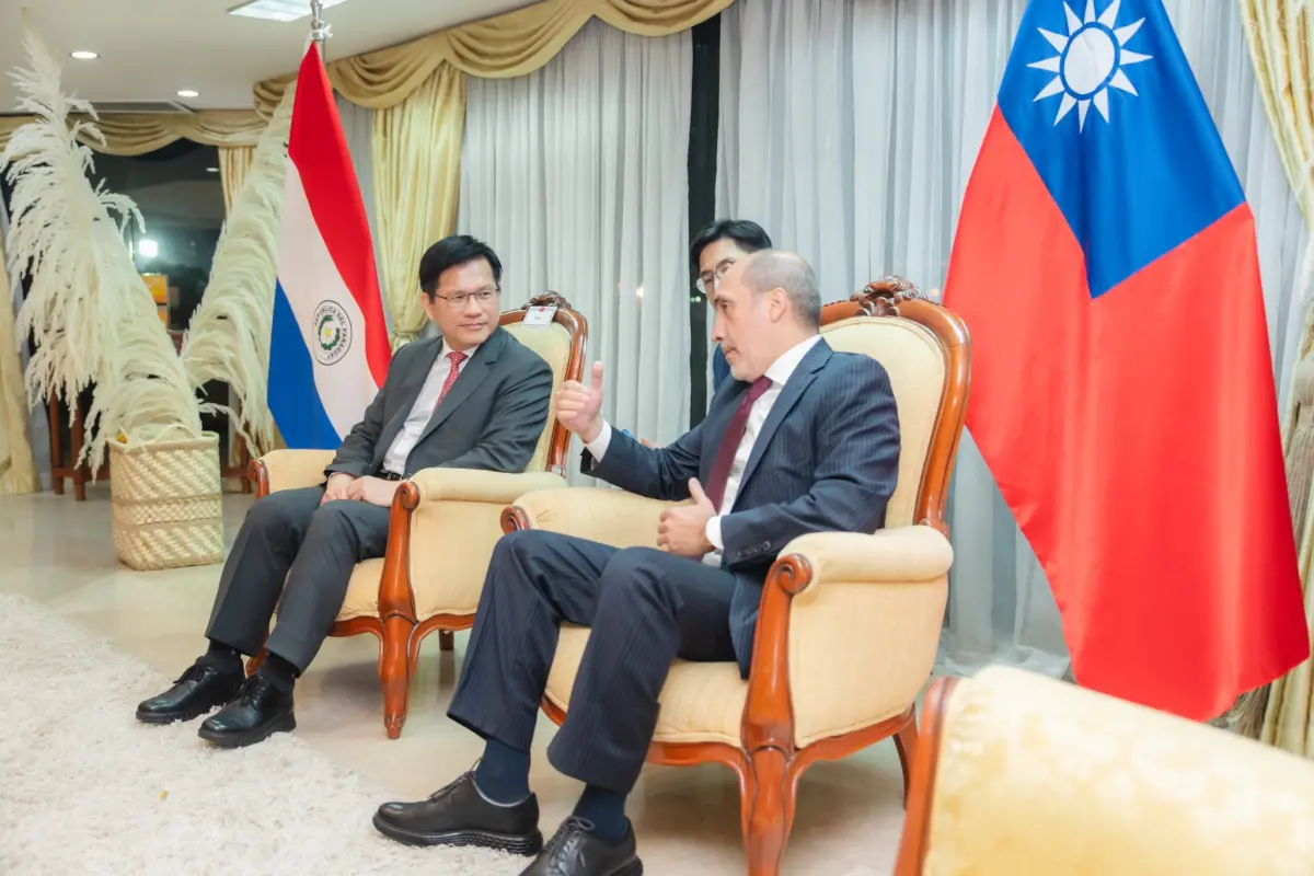 ▲外交部長林佳龍（左）率產業團出訪巴拉圭，巴國外交部次長貝爾敦（Víctor Verdún）親自迎接。（圖／林佳龍臉書）