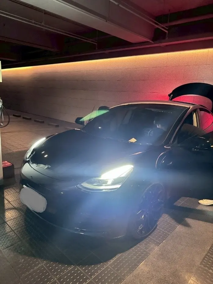 ▲台中市調處前往陳肯特七期豪宅查扣保時捷、BMW、特斯拉等名車。（圖／調查局台中市調處提供）