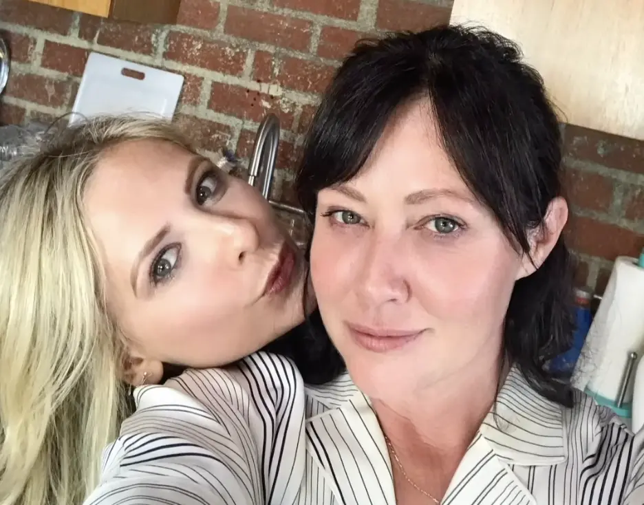 ▲《飛越比佛利》女主角香儂陶荷堤（右）癌症去世滿週年，好友莎拉蜜雪兒吉蘭（左）以昔日彼此合照製成短片，發布在社群網站上，讓不少粉絲看了感到哀傷，對香儂十分懷念。（圖／摘自IG）