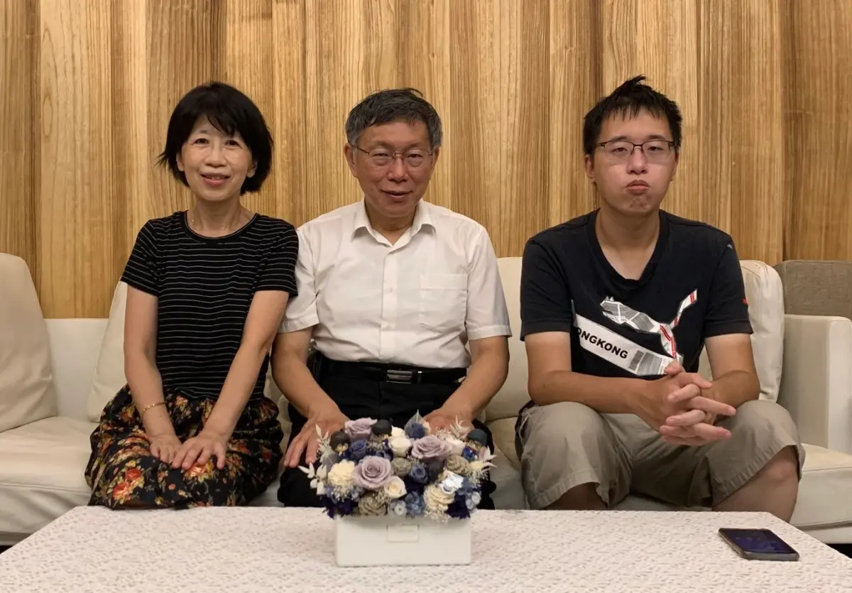 ▲柯文哲的兒子柯傅堯（右）即將博班畢業，陳佩琪擔心帳負再被延押，無緣參加。（圖／陳佩琪臉書）