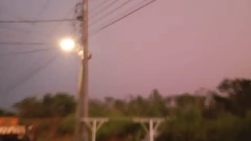 ▲嘉義地區今天清晨下起大雷雨，天空不斷出現閃電，伴隨巨大雷聲，讓民眾驚呼「連房子都在震動」。（圖／嘉義綠豆大小事臉書社團）