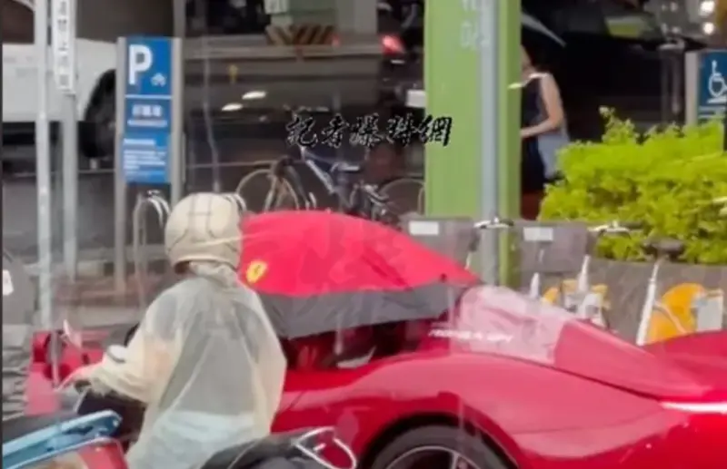 曾冒大雨開限量超跑撐傘！前法拉利車隊賽車手淪詐騙首腦