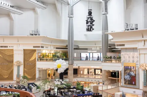 ▲《G-DRAGON MEDIA EXHIBITION  Übermensch》台北101購物中心4F中環花園裝置搶先亮相。（圖／台北101提供）